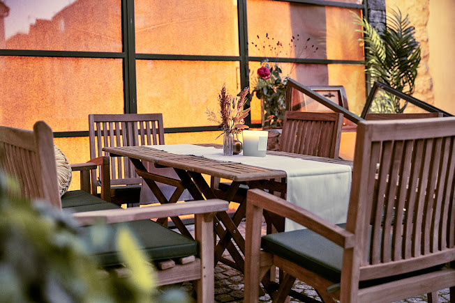 Romantischer Innenhof in der Abenddämmerung