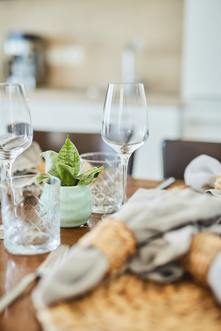 Festlich gedeckter Tisch mit Weingläsern