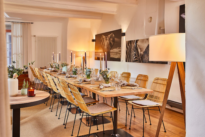 Festlich gedeckte lange Tafel für Bruiloftsgesellschaften im Veranstaltungsraum des Weinforum Franken