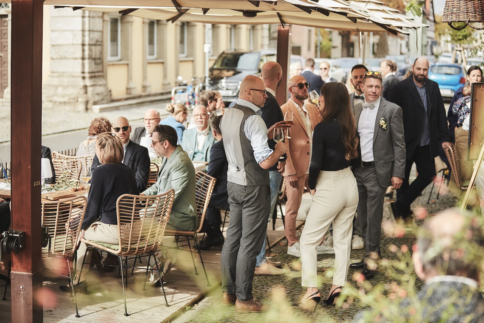 Bruiloftsgesellschaft beim Champagnereceptie vor dem Weinforum Franken