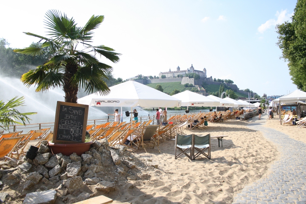 Stadtstrand Würzburg – Sommerfeeling am Main mit Blick auf die Festung Marienberg