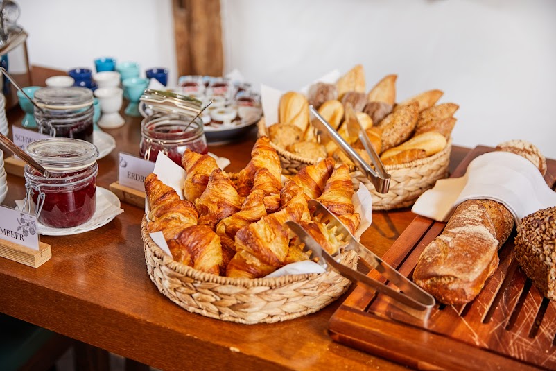 Starten Sie Ihren Tag mit einer Auswahl, die keine Wünsche offen lässt. Von Hand verlesen, regional verwurzelt und mit Liebe angerichtet.