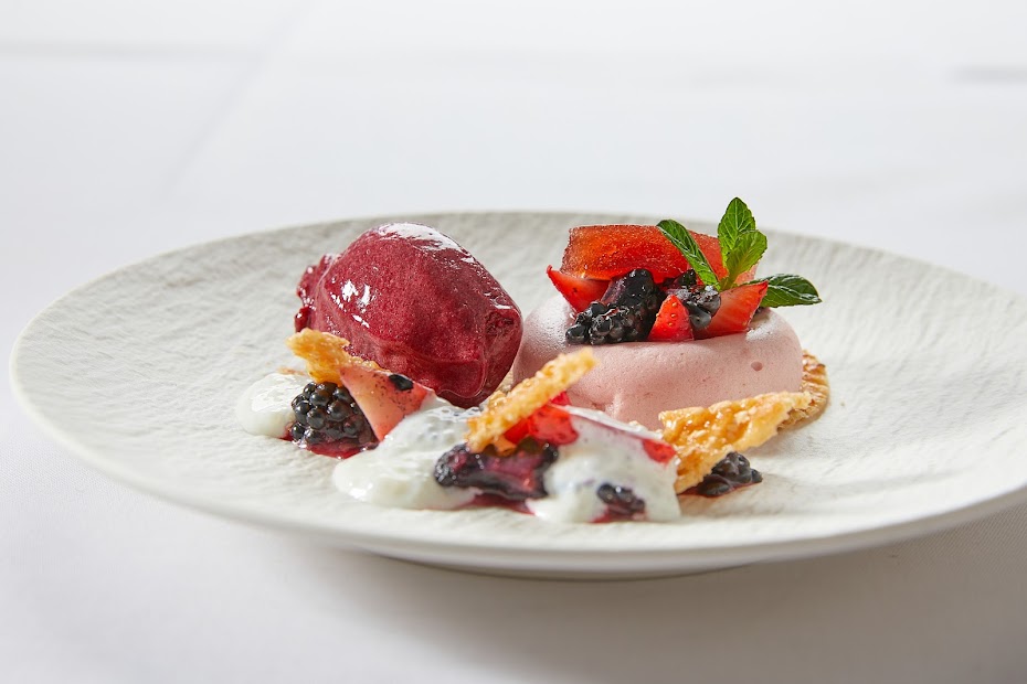 Elegantes Beerenmousse mit Himbeersorbet und frischen Früchten – Fine Dining Dessert im Restaurant Weinforum Franken