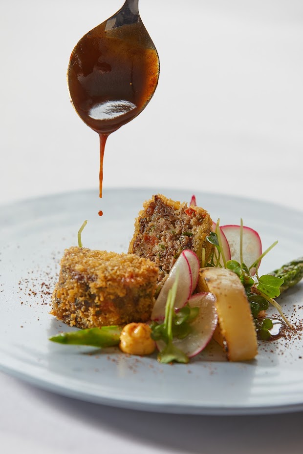 Knustriges Ragout-Krokette mit Spargel und Jus-Einlöffeln – Handwerksküche im Restaurant Weinforum Franken Eibelstadt