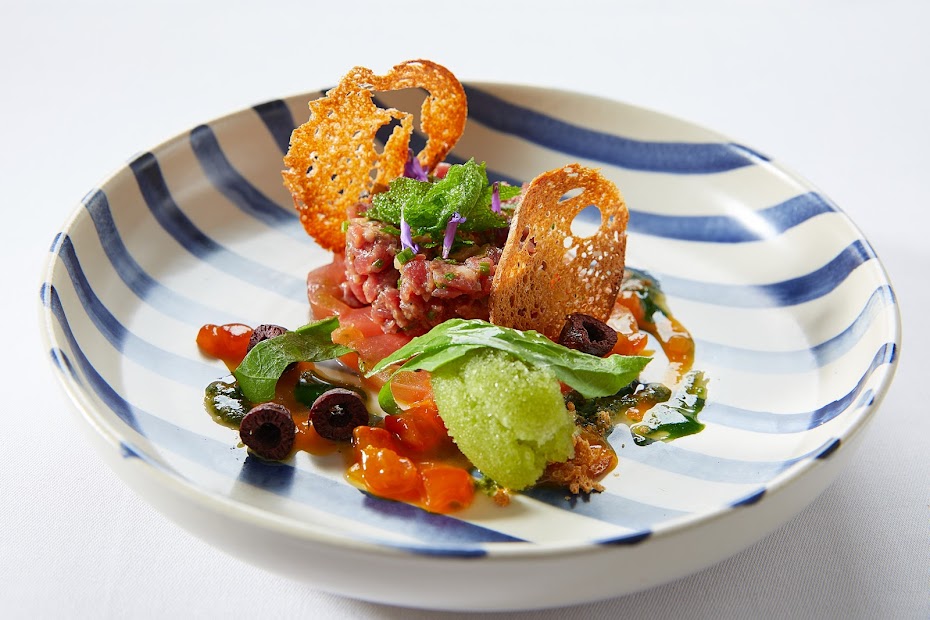 Handgeschnittenes Tatar vom Weiderind auf blau-weißem Manufaktur-Geschirr mit Kräutern – Weinforum Franken Eibelstadt