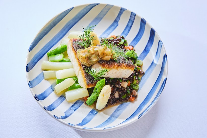 Gebratener Saibling auf der Haut mit Spargel und Linsen auf blau-weißem Manufaktur-Geschirr – Restaurant Weinforum Franken