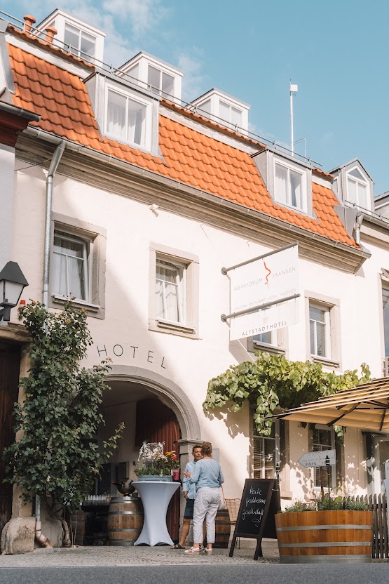Historisches Altstadtgebäude des Hotel & Restaurant Weinforum Franken am Marktplatz Eibelstadt nahe Würzburg
