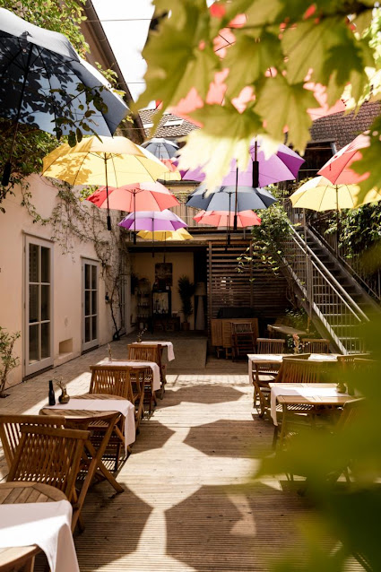 Informeller Austausch im Innenhof des Weinforum Franken