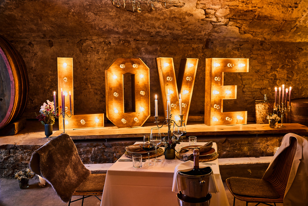 LOVE-Leuchtbuchstaben im romantischen Gewölbekeller der Vinothek Weinforum Franken