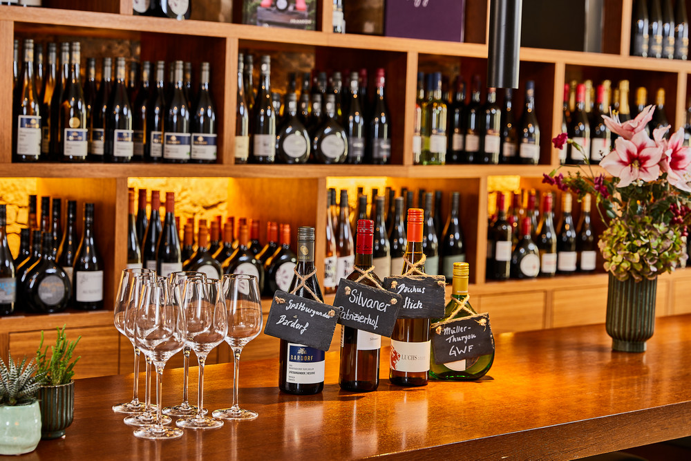 Fränkische Weine mit handgeschriebenen Schiefertafeln – Silvaner, Spätburgunder, Bacchus